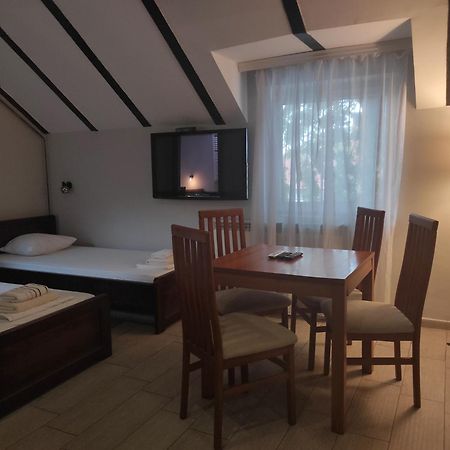 Apartments & Accommodation Stojic โนวีซาด ภายนอก รูปภาพ